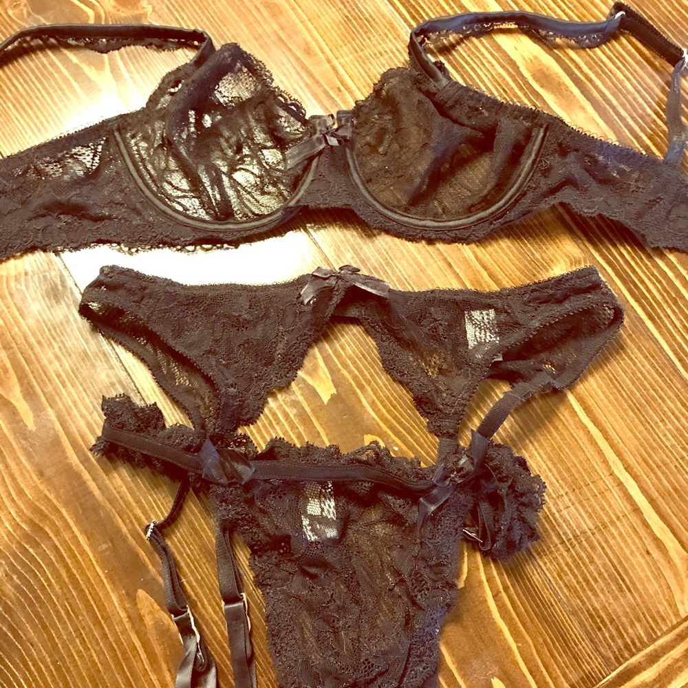 Victoria’s Secret 3 piece garter set. New.